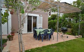Apartment With Garden - Ana 1